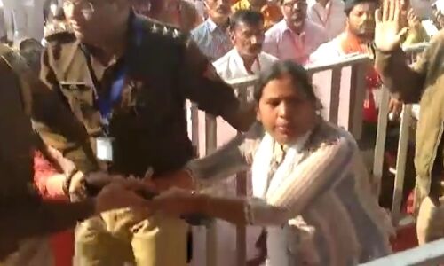 Purvanchal Expressway Update: पीएम मोदी की सभा में सपा नेत्री ने दिखाए काले झंडे, लगाए मुर्दाबाद के नारे