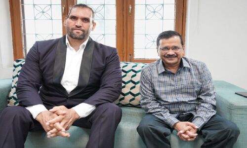 Arvind Kejriwal Meets Khali : केजरीवाल ने की द ग्रेट खली से मुलाकात, पार्टी में शामिल होने की हो रही है चर्चाएं Arvind Kejriwal Meets Khali : केजरीवाल ने की द ग्रेट खली से मुलाकात, पार्टी में शामिल होने की हो रही है चर्चाएं