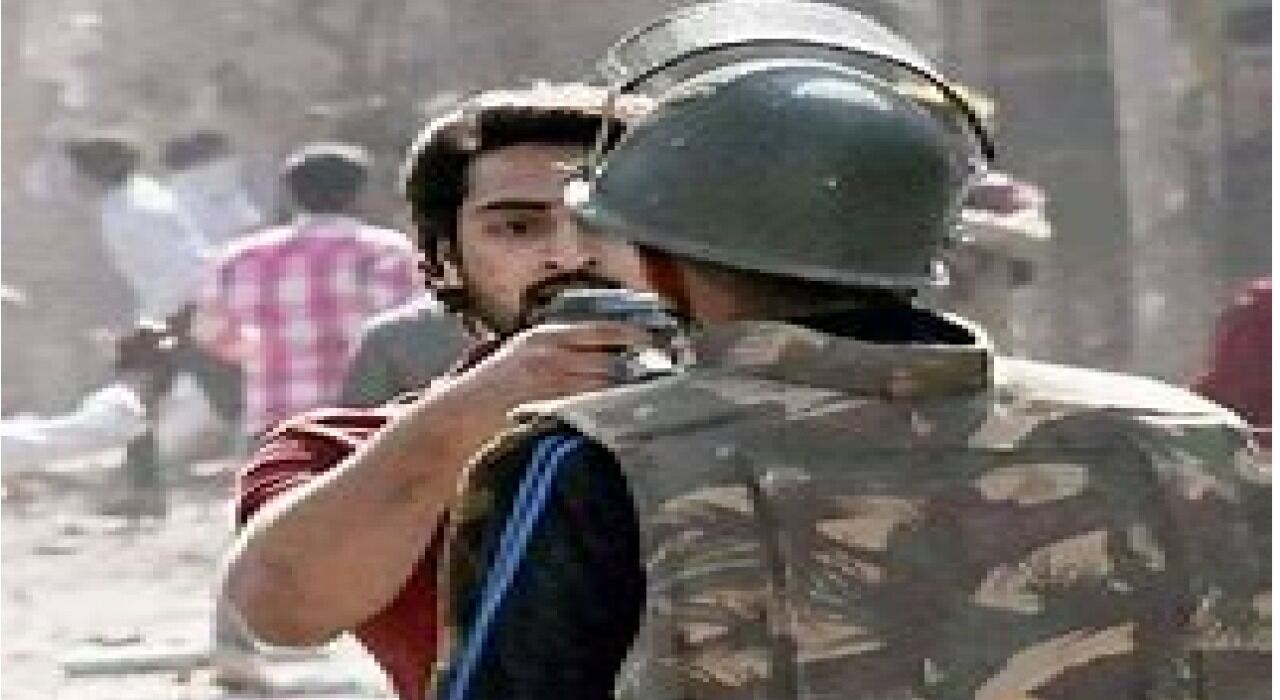 Delhi riots : शाहरुख पठान की ओर से कोर्ट में दलील, केवल डराने के इरादे से की थी हवाई फायरिंग