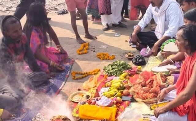 Blind Faith in Bihar: गंगा घाट पर अंधविश्वास का मेला, कार्तिक पूर्णिमा पर भूतों को बुलाने का दावा करते भगत