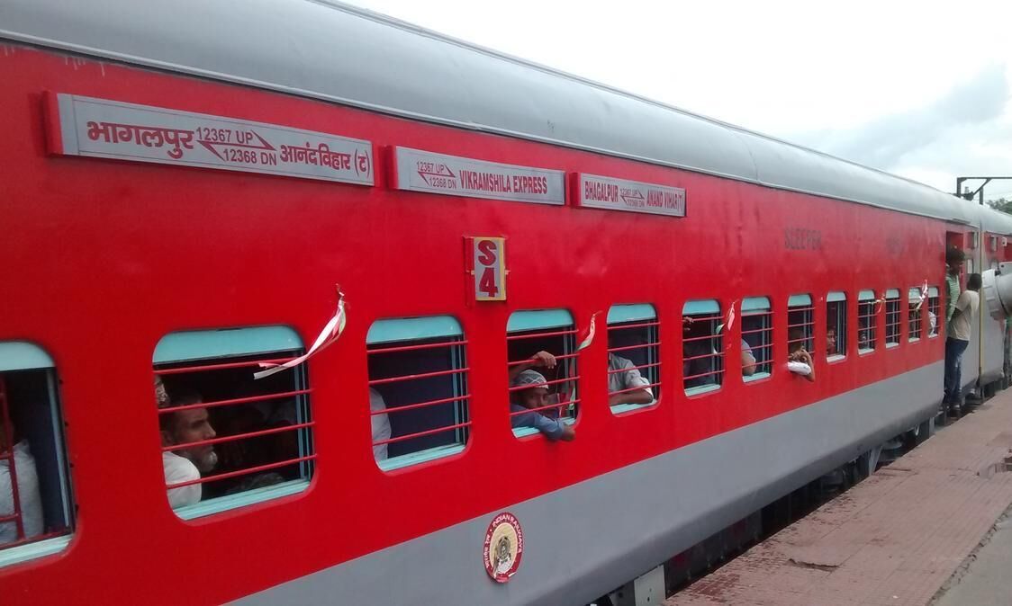 ट्रेन में मरी इंसानियत: प्रसव पीड़ा से तड़पती महिला की किसी ने नहीं की मदद, बोगी के फर्श पर जन्मे बच्चे ने तोड़ा दम