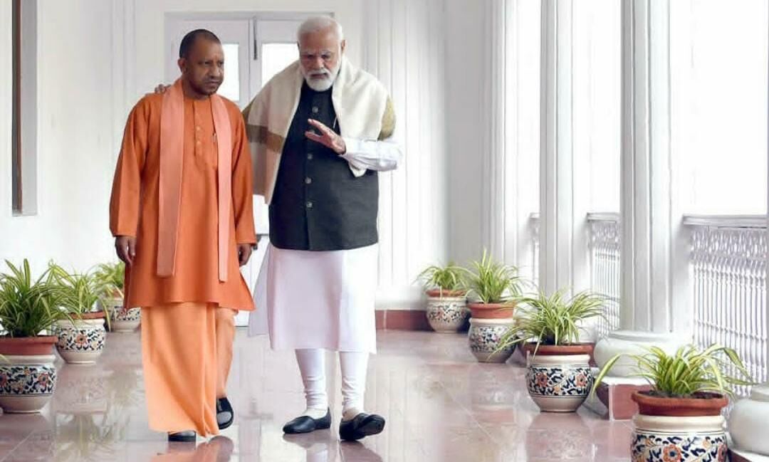 Modi-Yogi Viral Photo: बेमन कंधे पर हाथ रखना पड़ता है योगी और मोदी के वायरल फोटो पर अखिलेश का तंज