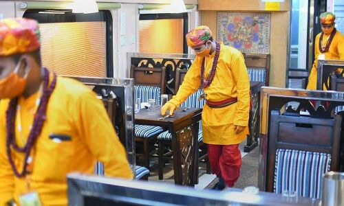 Ramayana Express Train: इस ट्रेन में भगवा कपड़े पहनते हैं वेटर्स, साधु संतों ने ड्रेस कोड पर जताई आपत्ति