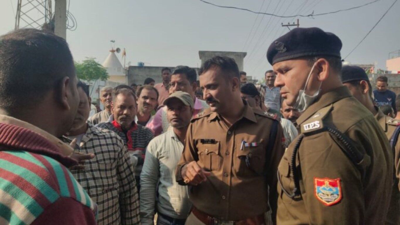 Udham Singh Nagar News: काशीपुर में दिनदहाड़े ज्वैलरी शाप लूटने पहुंचे बदमाश, ठेला वाले की हिम्मत देखकर भागे