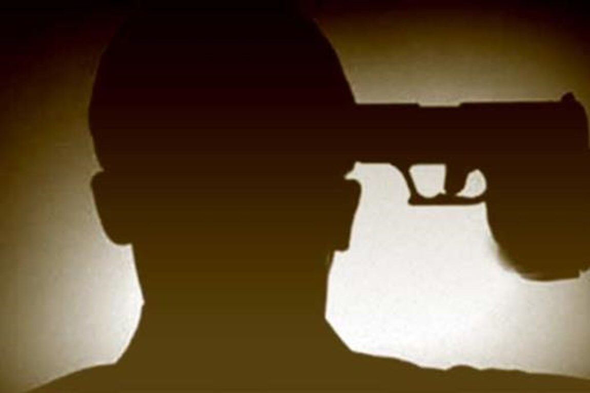 Meerut News: 14 साल का लड़का बंदूक के साथ ले रहा था, फिर ऐसा हुआ, घर में मच गया कोहराम