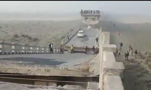 Kolaghat Bridge Collapse: शाहजहांपुर में कोलाघाट पुल टूटकर गिरा, बाल-बाल बचे कार सवार