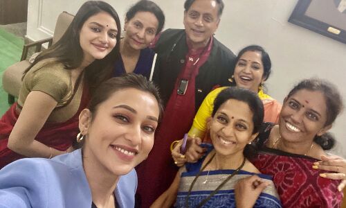 महिला सांसदों के साथ सेल्फी पोस्ट कर फंसे शशि थरूर, जानिए, ऐसा क्या कर दिया थरूर ने  कि मांगनी पड़ी माफी