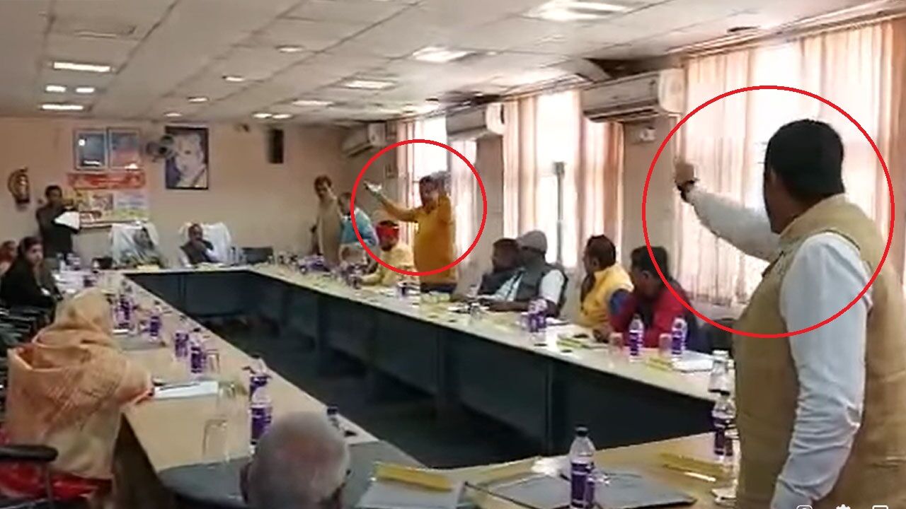 Lalitpur News : नगर पालिका बोर्ड बैठक में कमीशनखोरी के मसले पर भिड़े पार्षद, वायरल हुआ वीडियो