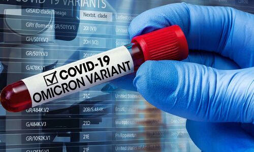 कई डॉक्टर्स और रिसर्चर्स का मानना है कि ओमिक्रॉन वैरिएंट लोगों तक फैलने देना चाहिए