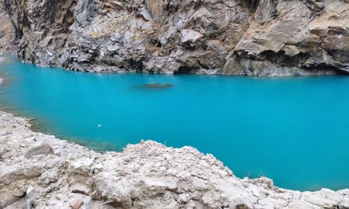 Chamoli News : इस नीली झील की खूबसूरती में छिपी है भविष्य की बर्बादी की खौफनाक तस्वीर, मलवा डंपिंग से बहाव के विपरीत बनी झील