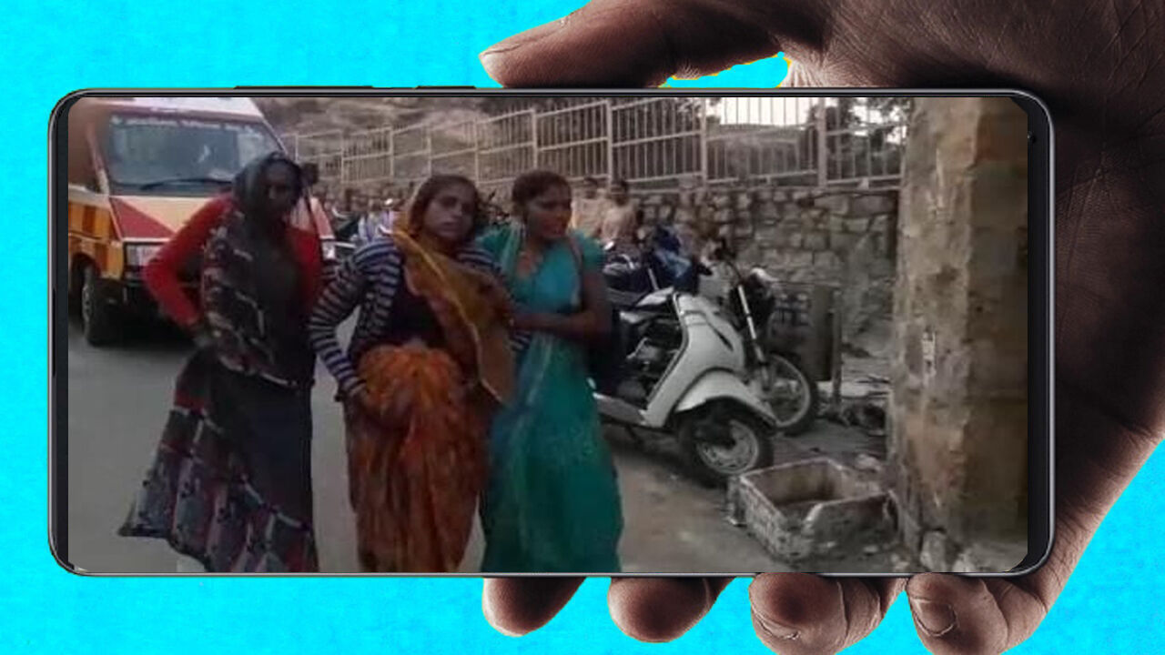 Jhansi News: पीएम मोदी के लिए लगे पुलिस बैरिकेडिंग ने रोका एम्बुलेंस का रास्ता, दर्द से कराहती गर्भवती पैदल चल पड़ी अस्पताल की ओर