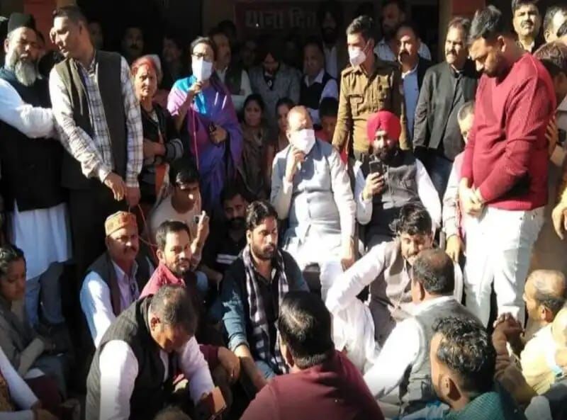 Uttarakhand Breaking News : बाजपुर में पूर्व मंत्री यशपाल आर्य के काफिले पर लाठी-डंडों से हमला, पुत्र संजीव आर्य भी थे साथ, धरने पर बैठे