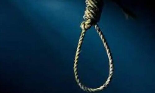 Mahoba crime news: माँ ने तीन बच्चों की हत्या, खुद भी फंदे से लटकी मिली, जानें क्या था विवाद?