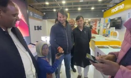 Bihar News: तेज प्रताप ने जीता दिल, फुटपाथ पर कलम बेच रही बच्ची को दिलाया iPhone, कहा -   खूब पढ़ना