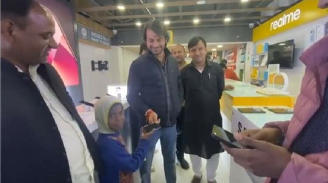 Bihar News: तेज प्रताप ने जीता दिल, फुटपाथ पर कलम बेच रही बच्ची को दिलाया iPhone, कहा -   खूब पढ़ना