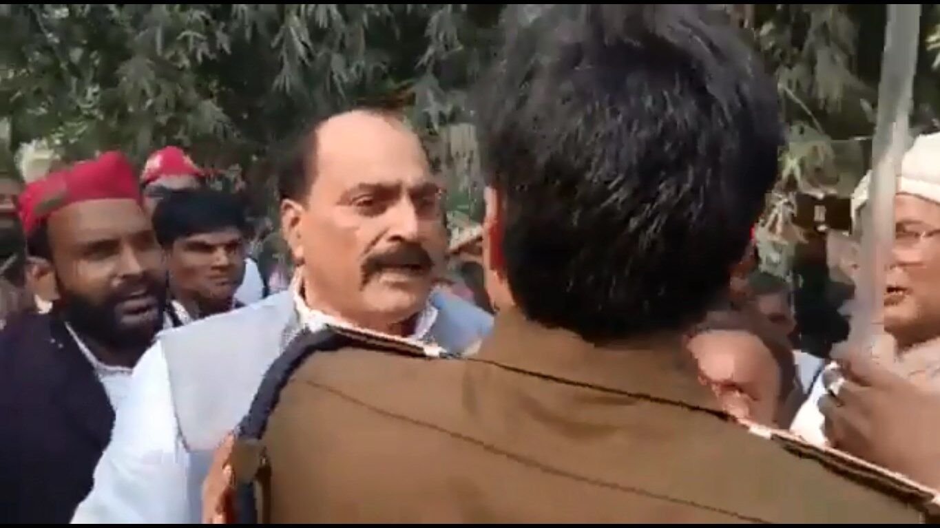 Police And Samajwadi Party MLA Narayan Singh And Workers Clashed Before Cm Yogi Arrival Chandauli