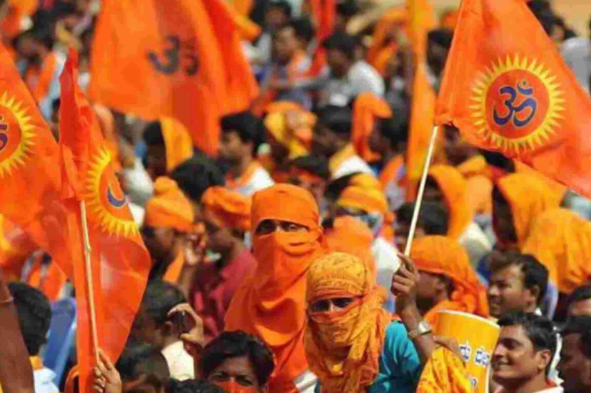 बजरंग दल का आतंक: कथित धर्मांतरण के नाम पर  स्कूल पर पथराव, हंगामे के वक्त परीक्षा दे रहे छात्र