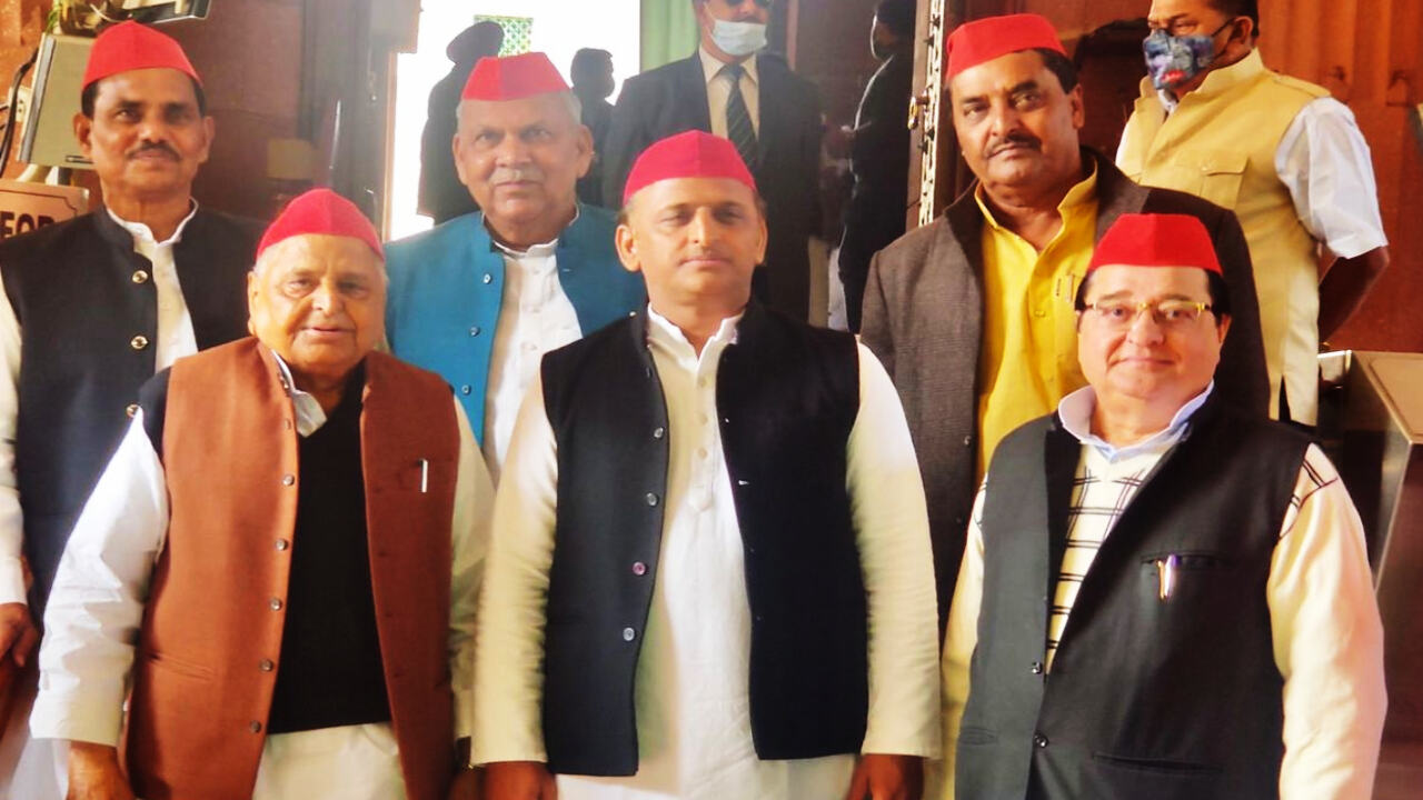 UP Elections 2022 : लाल टोपी पहनकर संसद पहुंचे सपा सांसद, कहा - यूपी में बीजेपी हार रही है