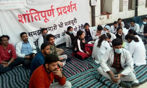 Kanpur News : केंद्र सरकार के इस लोचे ने जूनियर डॉक्टर्स को धरने पर बैठने को किया मजबूर, रोगी मरें या जियें नहीं मिलेंगे आंकड़े!