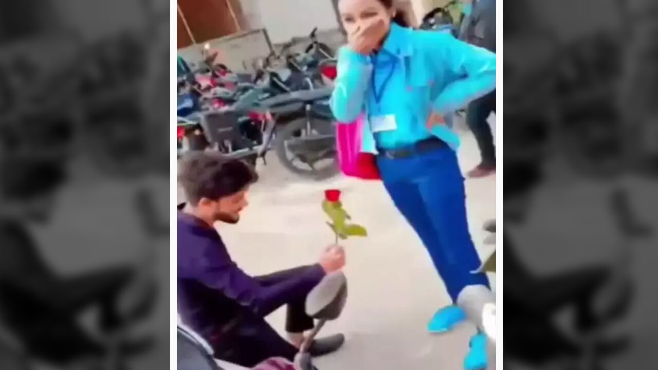 Singrauli News : बीच सड़क पर गुलाब का फूल देने वाले आशिक को पुलिस ने भेजा जेल, करणी सेना ने दी गोली मारने की धमकी