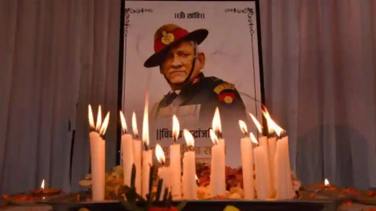 CDS Gen Bipin Rawat Funeral : दिल्ली में बिपिन रावत और उनकी पत्नी का होगा आज अंतिम संस्कार, शाह ने जनरल रावत को दी श्रद्धांजलि