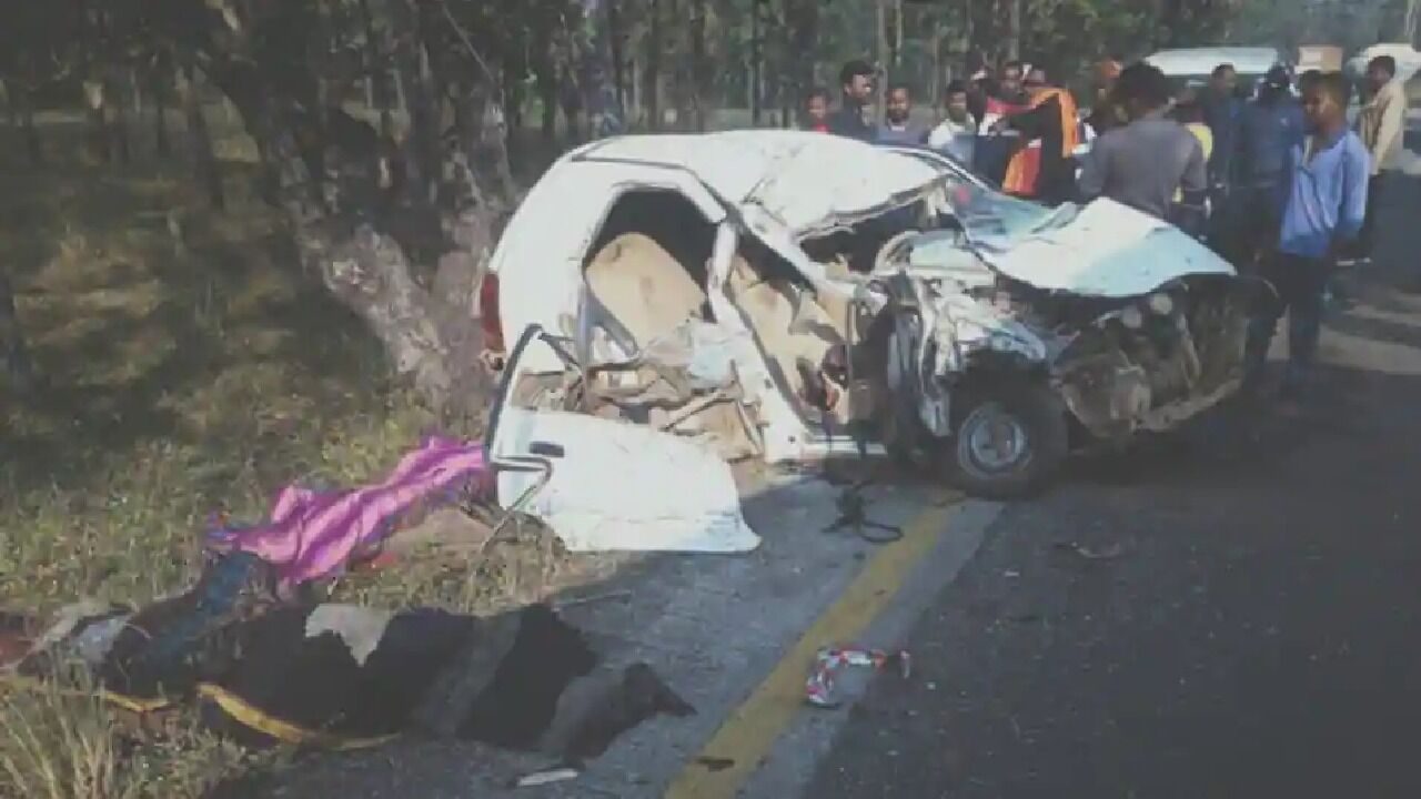 Madhya Pradesh News : मोतीनाला के पास ट्रक और कार की हुई जबरदस्त भिड़ंत, हादसे में 4 युवकों की मौत