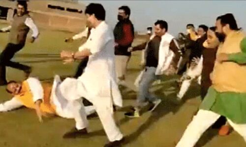 Today Viral Video: ज्योतिरादित्य सिंधिया के साथ दौड़ लगा रहे थे पार्टी कार्यकर्ता, तभी ऐसा हुआ गिरे धड़ाम - देखें Viral Video