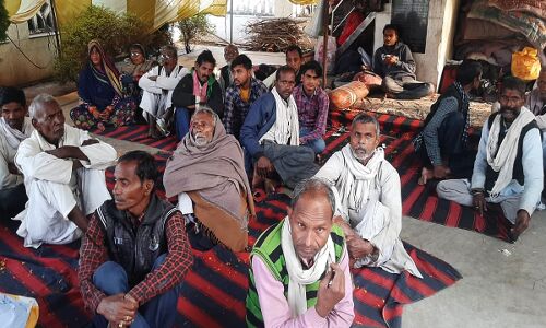 Jhansi News : घोटालों के खिलाफ चार महीने से धरने पर बैठे हैं किसान, चुनाव में भाजपा को सबक सिखाने का ऐलान