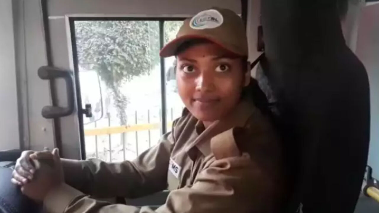 Gorakhpur News : गोरखपुर की पूजा ने इलेक्ट्रिक बस के ड्राइवर के रूप में संभाला कार्यभार, अंडर 19 टीम से खेल चुकी हैं हॉकी