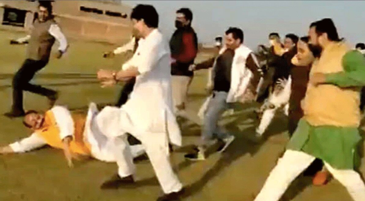 Today Viral Video: ज्योतिरादित्य सिंधिया के साथ दौड़ लगा रहे थे पार्टी कार्यकर्ता, तभी ऐसा हुआ गिरे धड़ाम - देखें Viral Video