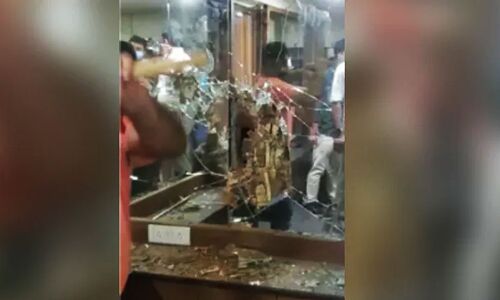 Mumbai News : शीशे तोड़कर डांस बार पहुंची पुलिस तो गायब हुईं डांसर, घंटों बाद रेस्क्यू की गईं 17 लड़कियां