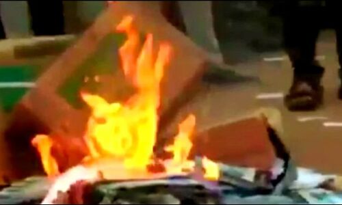 Karnataka Crime News: कर्नाटक में कट्टरपंथी संगठन ने ईसाई धार्मिक किताब को जलाया, ये है पूरा मामला