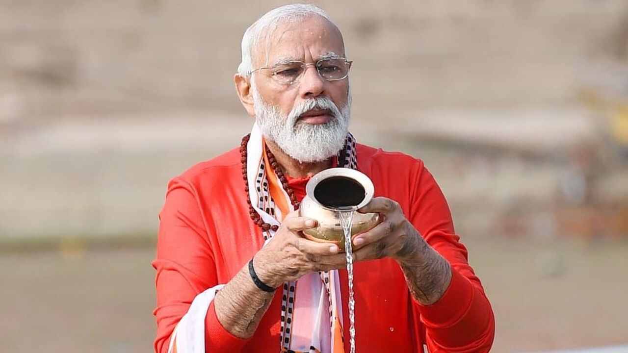 Modi In Kashi : पीएम मोदी ने पैंट-शर्ट पहनकर लगाई गंगा में डुबकी, जानिए इस अंदाज पर लोगों क्या-क्या कहा