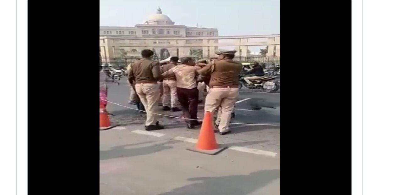 Lucknow News :  यूपी विधानसभा के सामने युवकों ने लगाई आग, मचा हड़कंप