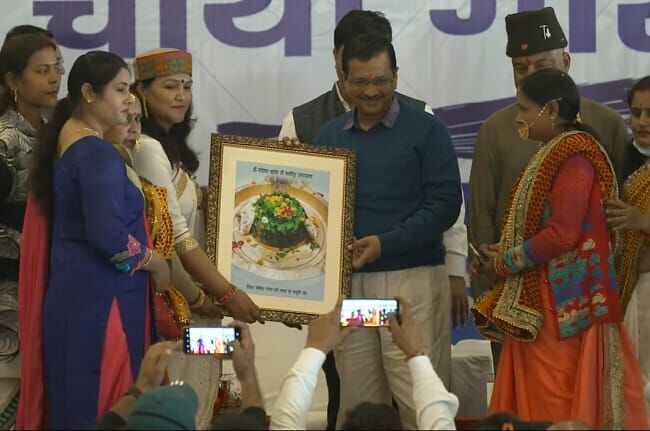 Uttarakhand Election 2022: हर महिला को हर महीने एक हज़ार का वायदा कर गए केजरीवाल, कैसे देंगे यह भी बताया