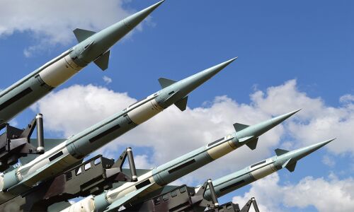 Arms Race : दुनियाभर के 50 से अधिक नोबेल पुरस्कार प्राप्त वैज्ञानिकों की हथियारों पर खर्चे में कटौती की गुहार