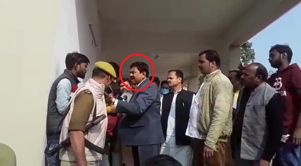 Ajay Mishra abusive Viral Video : सवाल पर भड़के मोदी के मंत्री अजय मिश्रा टेनी, भरी महफ़िल में पत्रकार को दी गाली और कहा चोर