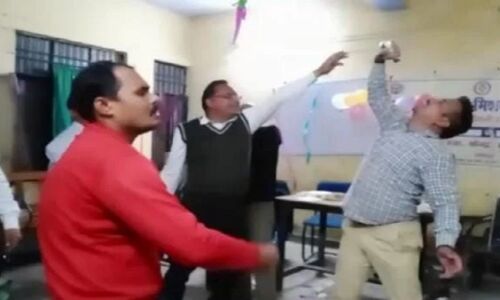 गोंडा के सरकारी डॉक्टरों का शराब की बोतल के साथ झूमते वीडियो सोशल मीडिया पर वायरल, नशे में ​​थिरक रहे हैं डॉक्टर