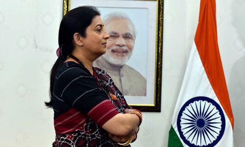 पैसा देकर भीड़ जुटाती हैं मोदी की मंत्री स्मृति ईरानी- कांग्रेस ने लगाया बड़ा आरोप