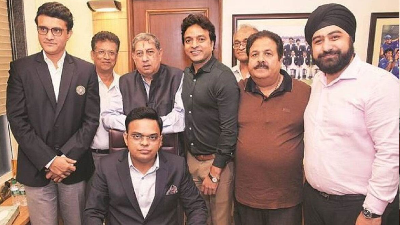 विराट कोहली की प्रेस कांफ्रेंस की चर्चा के बीच जय शाह और सौरव गांगुली की तस्वीर वायरल हो रही है।