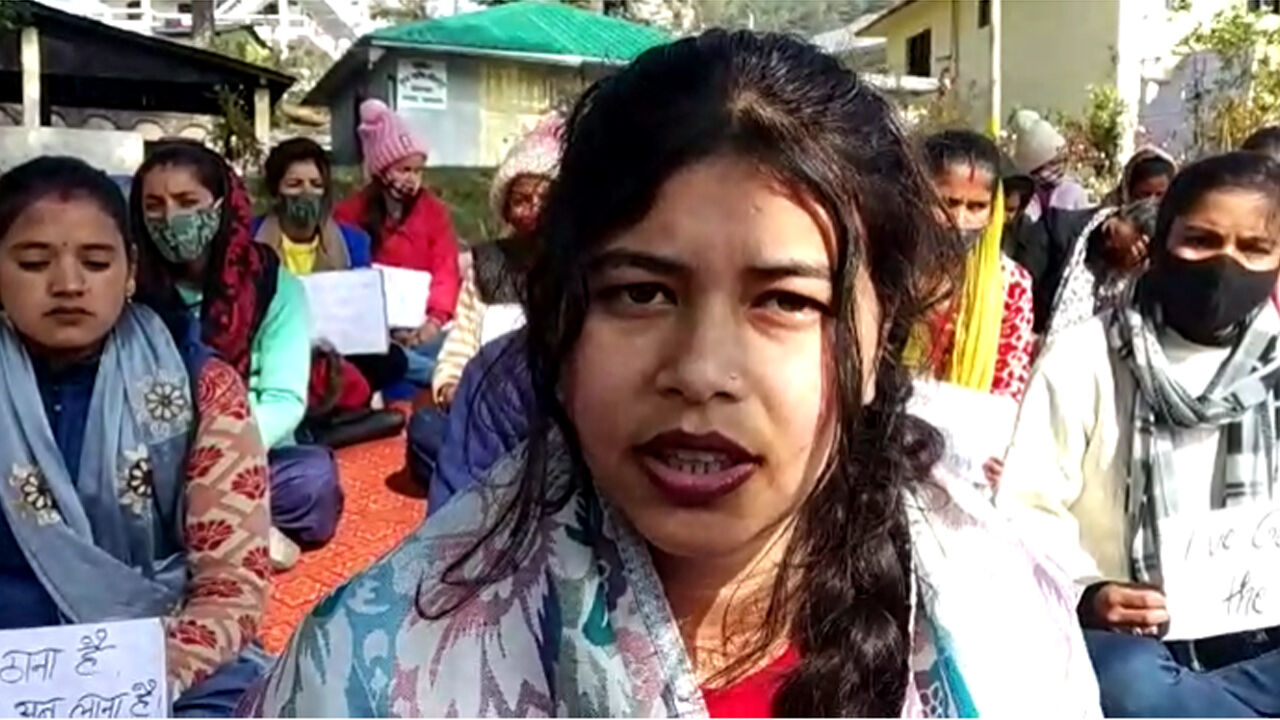 छात्राएं गौरा देवी कन्या धन योजना के तहत छात्रवृत्ति की मांग कर रही हैं। छात्राएं गौरा देवी कन्या धन योजना के तहत छात्रवृत्ति की मांग कर रही हैं।