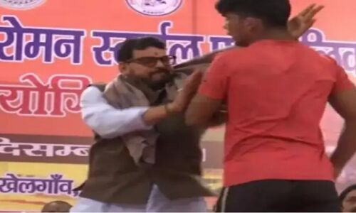 कैसरगंज से भाजपा सांसद ब्रजभूषण सिंह ने पहलवानी प्रतियोगिता के बीच पहलवान को जड़ा थप्पड़, अबतक नहीं मांगी माफी