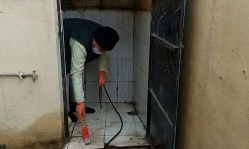 Gwalior News: छात्रा ने की शौचालय में गंदगी की शिकायत तो मंत्री जी ने खुद आकर की सफाई