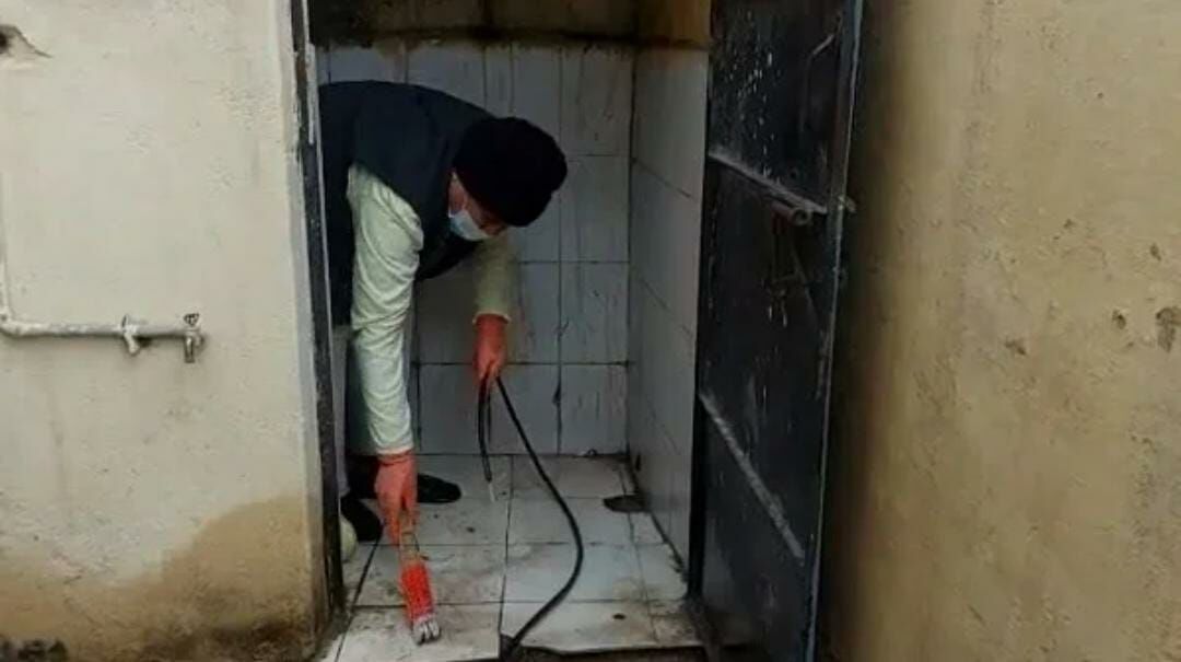 Gwalior News: छात्रा ने की शौचालय में गंदगी की शिकायत तो मंत्री जी ने खुद आकर की सफाई