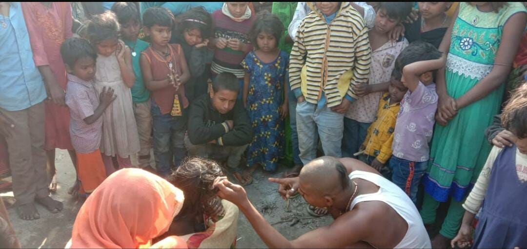 Samastipur News: महिला के बाल खींचकर भूत भगाता रहा ओझा, ग्रामीणों की भीड़ के बीच प्रशासन बेखबर