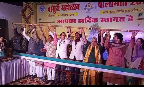 पीलीभीत ने मोदी के गुजरात से छीना विश्व रिकार्ड का तमगा, 16 फिट की बांसुरी बनाकर