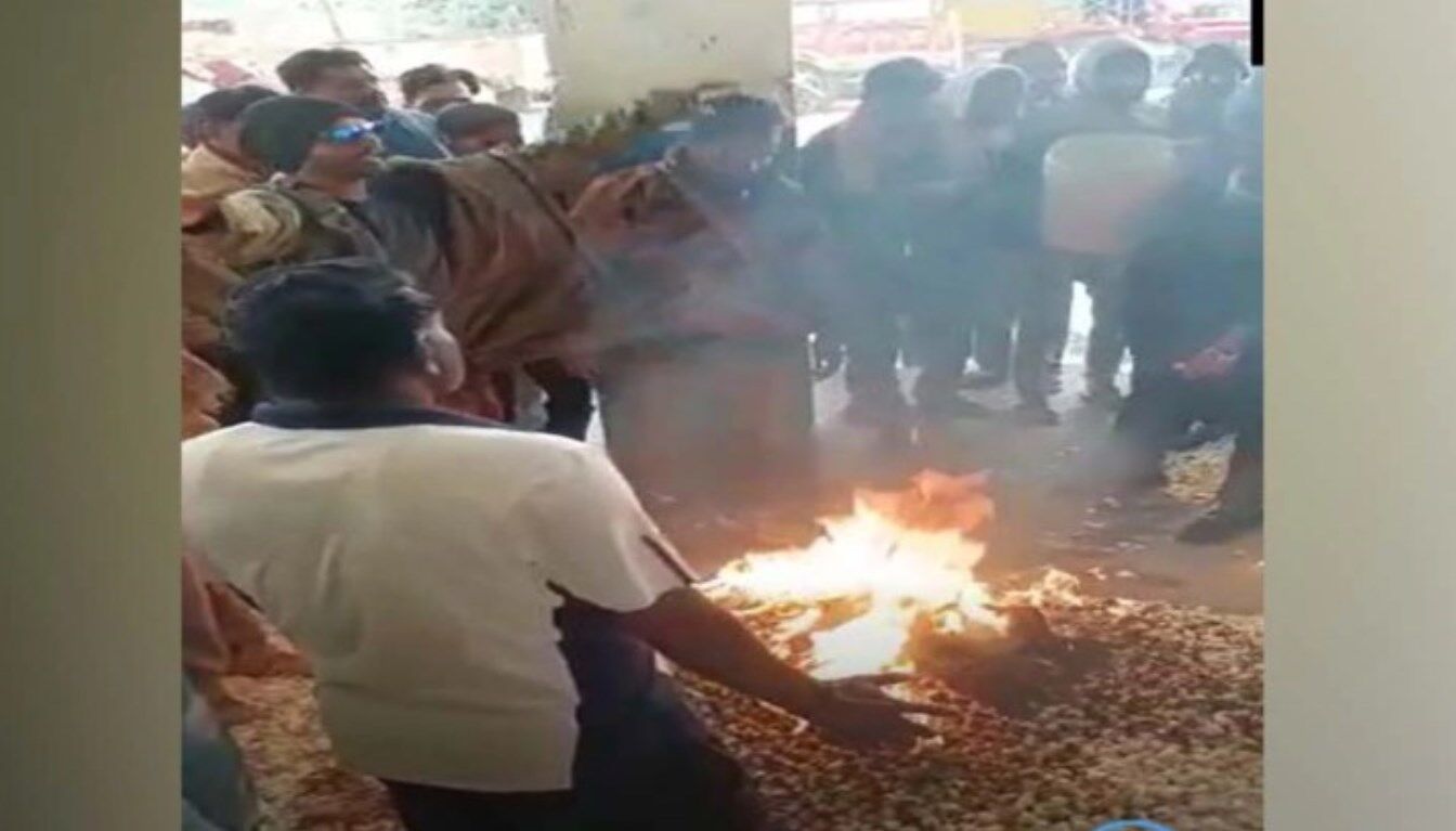 Mandsaur News in Hindi: ढाई लाख लगाने के बाद लहसुन के मिले मात्र 1 लाख तो निराश किसान ने पूरी फसल को किया आग के हवाले