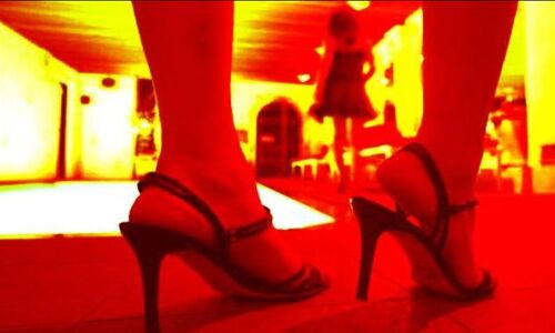 Pilibhit News: पीलीभीत में देह व्यापार के अड्डे पर आया शख्स पड़ोसी के घर मे घुसा, लोगों ने ऐसा किया हो गया बवाल