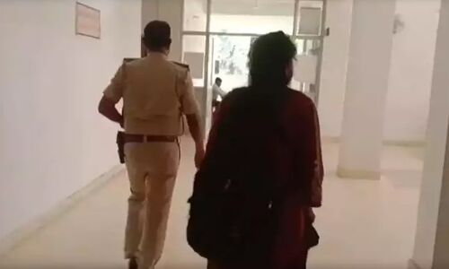 बिहार के दरभंगा की दो चचेरी बहनों ने धर्म बदलकर निकाह किया।  बजरंग दल ने आंदोलन की चेतावनी देते हुए इसे लव जिहाद बताया।