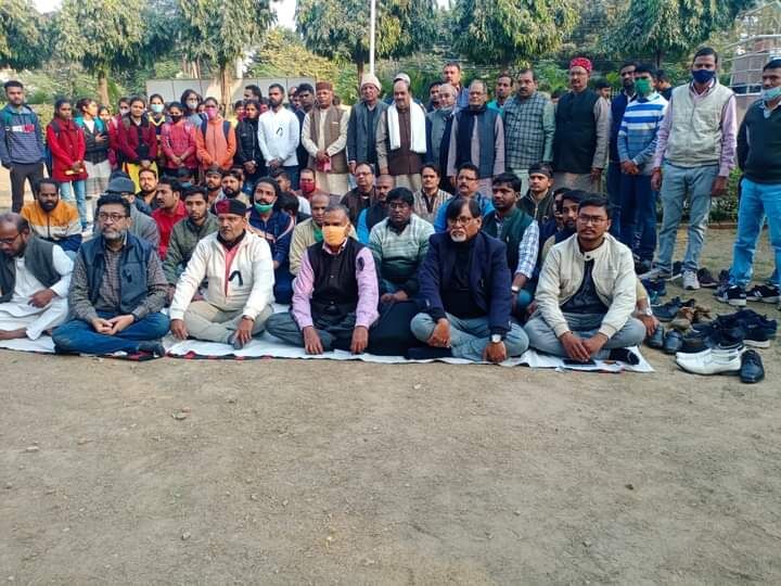 DDU News Today: निलंबित प्रो.कमलेश गुप्त के सत्याग्रह का पहला चरण संपन्न, शीतावकाश के बाद करेंगे दूसरे चरण की शुरुआत DDU News Today: निलंबित प्रो.कमलेश गुप्त के सत्याग्रह का पहला चरण संपन्न, शीतावकाश के बाद करेंगे दूसरे चरण की शुरुआत
